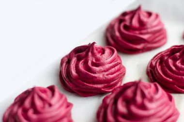 Siyah frenk üzümü ve elmadan marşmelov. Şekerleme yapma süreci. Yakın plan.