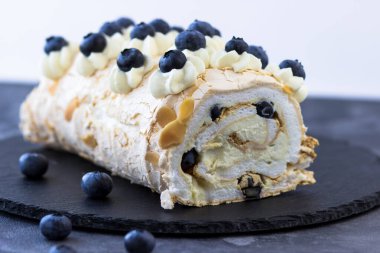 Lezzetli bir kremalı pasta rulosunun yan görüntüsü. Günaydın, tatlım.