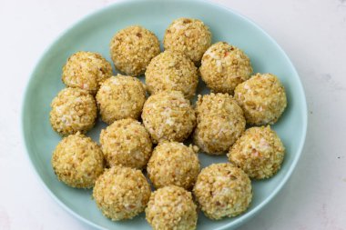 Festival masası için bir aperatif. Aperatif. Fıstık kırıntısı içinde peynir topları.