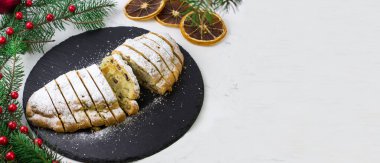 Beyaz arkaplanda metin için boşluk olan pankart. Çalındı, parçalara ayrıldı. Kırmızı meyveli Noel ağacı dalları