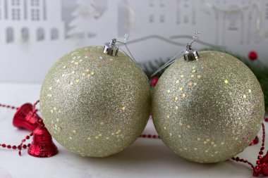 Noel ağacı süslemeleri. Büyük Altın Toplar