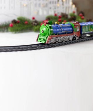 İçinde çocuk treni olan bir Noel kartı. Bir çocuğun rüyası, yeni yıl hediyesi.