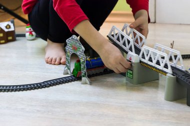 Oyuncak trenle oynayan çocukların elleri. Mutlu bir çocukluk. Çocuk Demiryolu