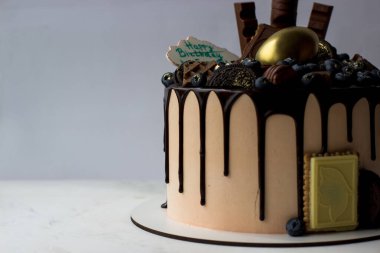 Çikolata ve şekerle süslenmiş doğum günü pastası. İyi ki doğdun