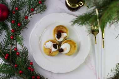 Ladin konilerinden ekşi kremalı ve reçelli cheesecake. Noel Kahvaltısı