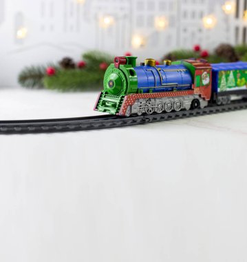 Çocuk demiryolu ile pankart. Beyaz arkaplanda oyuncak treni