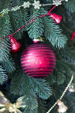 Noel ağacındaki kırmızı Noel balosu. Noel ağacı. Şenlikli iç mekan