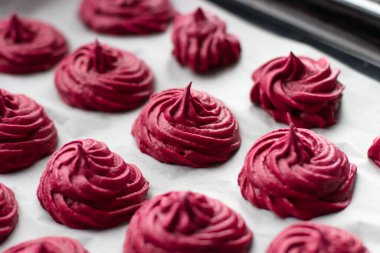 Siyah frenk üzümü ve elmadan marşmelov. Şekerleme yapma süreci. Yakın plan.