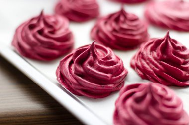 Siyah frenk üzümü ve elmadan marşmelov. Şekerleme yapma süreci. Yakın plan.