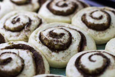 Cinnabon yapma süreci. Tarçınlı hamuru hasırın üstünde yuvarla