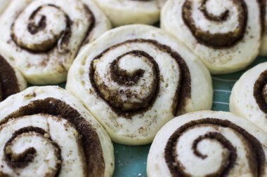 Cinnabon yapma süreci. Tarçınlı hamuru hasırın üstünde yuvarla