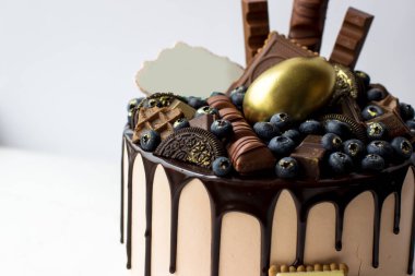 Çikolatalı harika bir pastanın üst görüntüsü. Doğum günü pastası ve tepesi