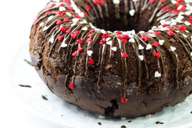 Çikolatalı kek iştah açıcı. Kırmızı ve beyaz desenli çikolata kaplı kek.