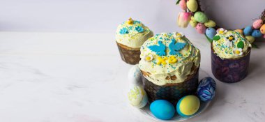 Beyaz arka planda Paskalya bayrağı. Geleneksel Ukrayna hamur işleri ve yumurtaları