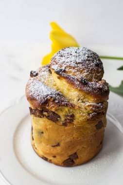 Pudra şekeriyle süslenmiş krafin yakın plan. Paskalya Pastaları