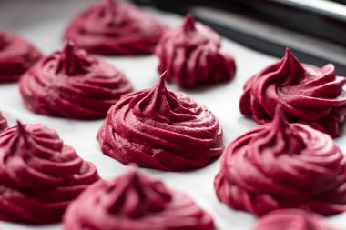 Ev yapımı lezzetler. Siyah frenk üzümü ve elmadan marşmelov. Yakın çekim, seçici odaklanma