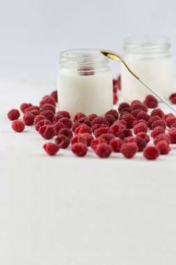 Ahududulu ev yapımı yoğurt. Ahududu dolu yoğurt kavanozları. Metin için boşluk