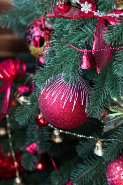 Noel ağacındaki kırmızı Noel balosu. Noel ağacı. Şenlikli iç mekan