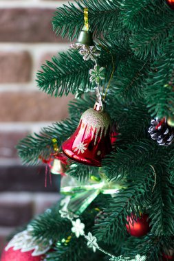Noel ağacında kırmızı çanlar. Noel ağacı. Şenlikli atmosfer