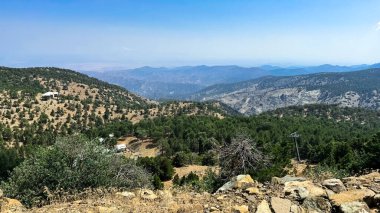 Olimpos 'un tepesinden bak. Troodos Dağları. Kıbrıs, Haziran 2024. Dağlardan bak.