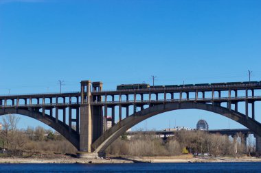 Dinyeper 'ın üzerinden geçen bir tren. Ukrayna, Zaporozhye, 2024