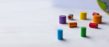 Yazı için yeri olan bir afiş. Montesori öğrencileri. Çocuk Ahşap Denge Oyunu