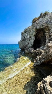 Kıbrıs 'ta Ayia Napa. Cape Greco olarak bilinen doğal kaya kemeri oluşumu. Cavo Greco Ulusal Parkı
