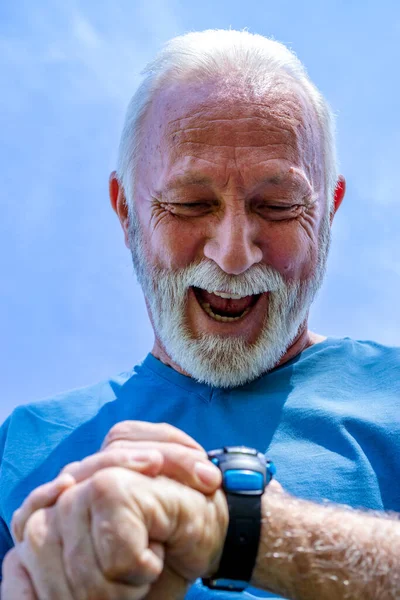 Porträt Eines Älteren Mannes Der Seine Uhr Kontrolliert Der Betagte — Stockfoto