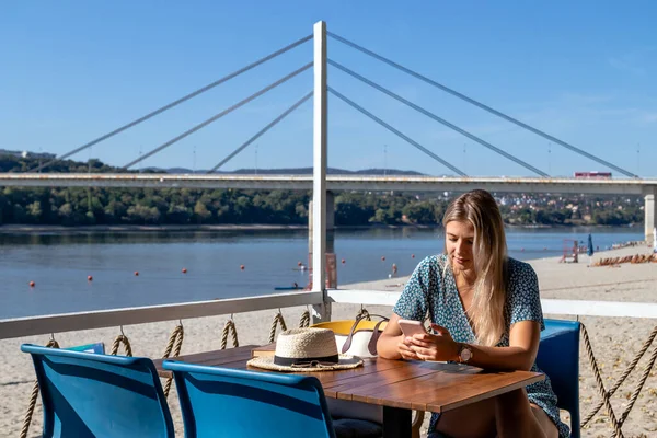 Güzel Genç Bir Kadın Nehir Kenarındaki Bir Kafede Güzel Bir — Stok fotoğraf