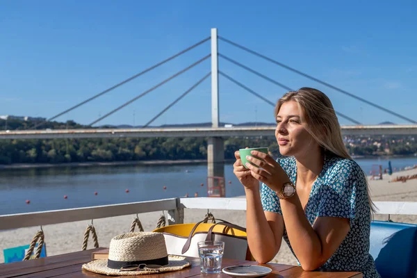 Güzel Genç Bir Kadın Nehrin Kenarındaki Bir Kafede Bir Fincan — Stok fotoğraf