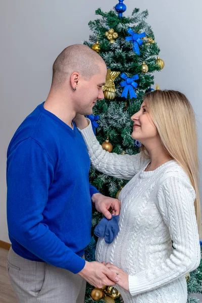 Jeune Couple Attend Bébé Pour Fêter Noël Meilleur Cadeau Noël Images De Stock Libres De Droits