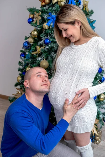 Jeune Couple Attend Bébé Pour Fêter Noël Meilleur Cadeau Noël Photos De Stock Libres De Droits