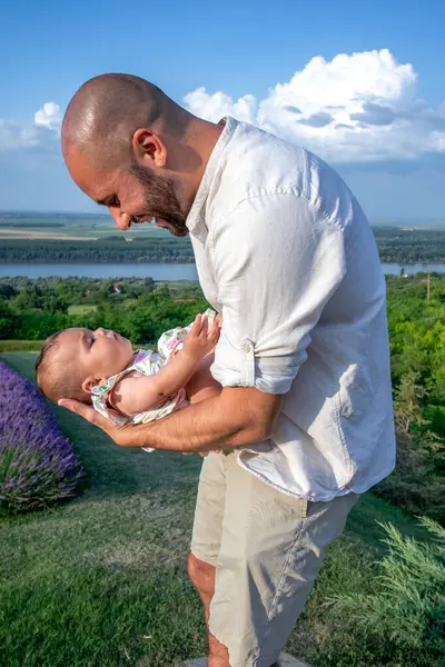 Père Aimant Tient Fièrement Son Petit Bébé Belvédère Avec Vue Photo De Stock
