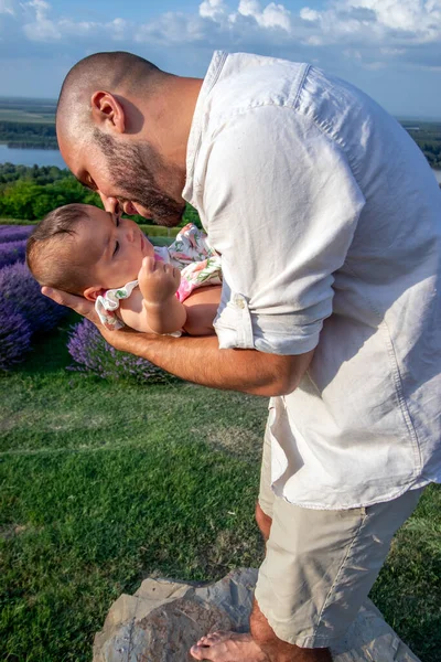 Père Aimant Tient Fièrement Son Petit Bébé Belvédère Avec Vue Image En Vente