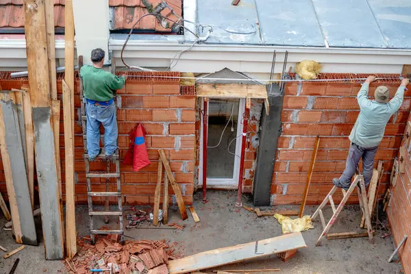 Les Travailleurs Construction Vérifient Mesure Mur Maison Ils Ont Construite Photos De Stock Libres De Droits
