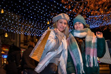 Anne ve kızı, Noel alışverişinden sonra neşeli bir gece geçiriyorlar..