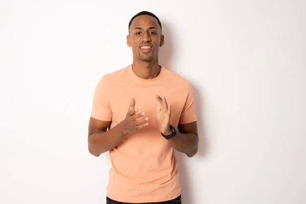Fiatal Afro Amerikai Férfi Alkalmi Pólóban Tapsol Tapsol Boldog Örömteli — Stock Fotó