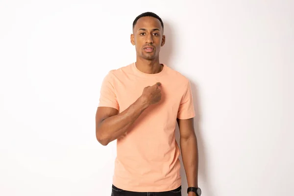 Mladý Africký Američan Nosí Tričko Stojící Nad Izolovaným Bílým Pozadím — Stock fotografie