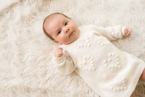 刚出生的女婴睡在柔软的毛毯上 躺在毛毯上 睁开眼睛 穿着白色衣服 — 图库照片