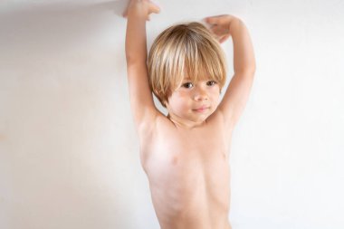 Açık havada bir yaz gününde sevimli sarışın çocuk portresi..