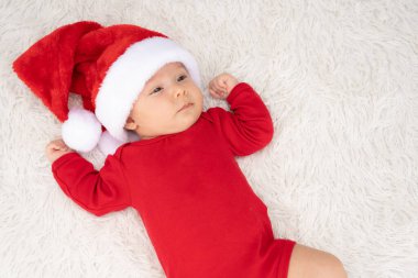 Dışarıda Noel Baba şapkası takmış yeni doğmuş tatlı bir kız bebek.