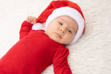 Noel Baba şapkası açık havada duran şirin yeni doğmuş bebek kızı kapat.