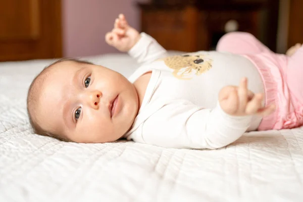 Nouveau Bébé Fille Sur Couverture Texture Couché Dans Lit Ouvert — Photo