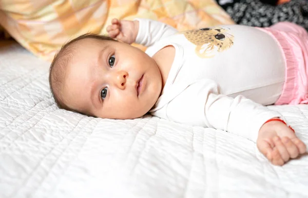 一个美丽的婴儿躺在床上的肖像 为人父母 新生儿用品 — 图库照片