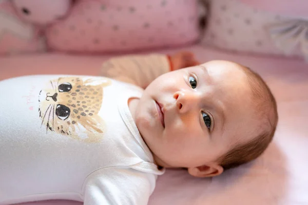 Novorozená Holčička Látkové Přikrývce Ležící Posteli Otevřené Oči — Stock fotografie