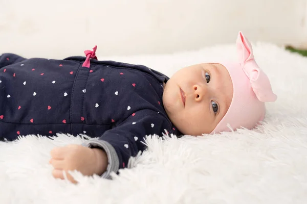 New Born Baby Girl Texture Blanket Lying Blanket Opened Eyes — Stock Photo, Image