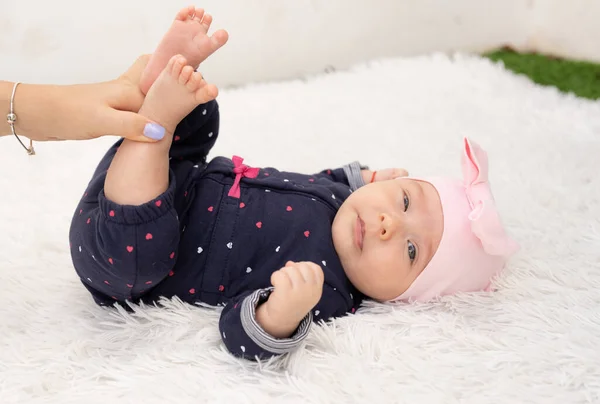 Menina Recém Nascida Cobertor Textura Deitada Cobertor Olhos Abertos — Fotografia de Stock
