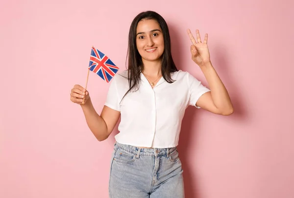 Retrato Mulher Satisfeita Sorrindo Segurando Bandeira Britânica Celebrando Férias Olhando — Fotografia de Stock
