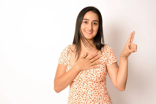 손가락으로 평화의 상징을 승리를 축하하며 미소를 스페인 — 스톡 사진