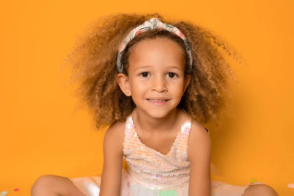 Retrato Cerca Una Niña Con Peinado Afro Sobre Fondo Naranja — Foto de Stock
